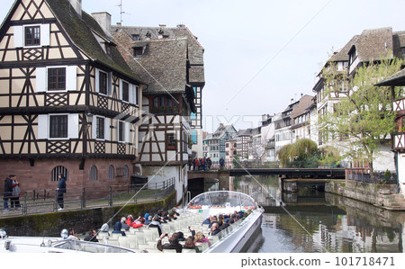 阿爾薩斯的首府斯特拉斯堡。遊客乘坐受歡迎的遊覽船遊覽斯特拉斯堡老城區 阿爾薩斯的首府斯特拉斯堡。遊客乘坐受歡迎的遊覽船遊覽斯特拉斯堡老城區 101718471