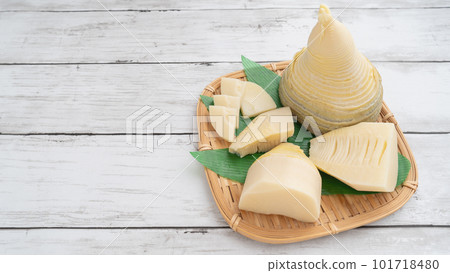 Peeled and boiled bamboo shoots 101718480