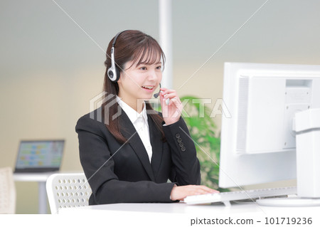 Female operator 1 who speaks with a hand on the headset 101719236