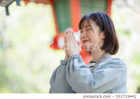 旅行的女性 旅遊景點拍照的女性 享受觀光的女性 旅遊景點漫步的女性 度假旅行的女性 101719442