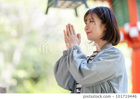 A woman traveling A woman taking pictures at a tourist spot A woman enjoying sightseeing A woman strolling at a tourist spot A woman traveling on a holiday A woman traveling A woman taking pictures at a tourist spot A woman enjoying sightseeing A woman strolling at a tourist spot A woman traveling on a holiday 101719446