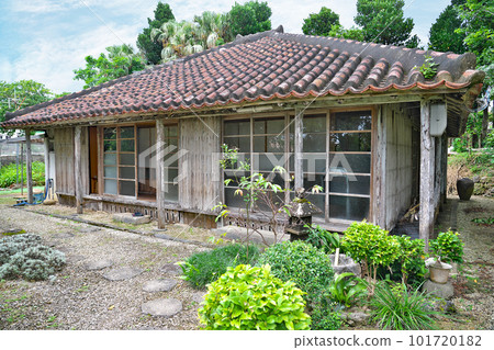 [Main house of the Tokuyama Family (tangible cultural property)] Aza Okawa, Ishigaki City, Okinawa Prefecture 101720182