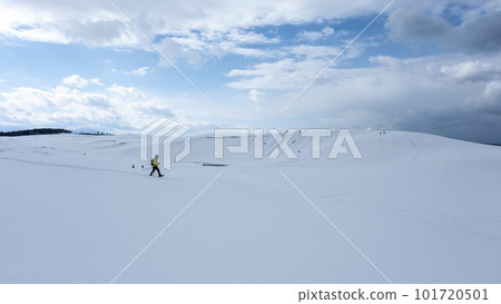 Image of snowshoe trekking Snow scene of Tottori Sand Dunes Image of snowshoe trekking Snow scene of Tottori Sand Dunes 101720501