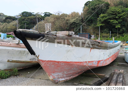 A fishing boat unloaded at the fishing port Scenery of the fishing port 101720868