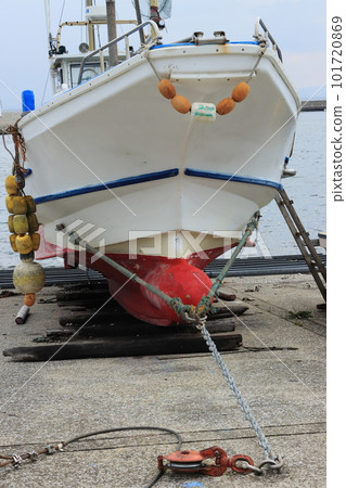 A fishing boat unloaded at the fishing port Scenery of the fishing port 101720869