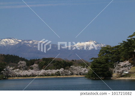 Cherry blossoms and the mountains of Nasu and Kashi seen from Nanko Park Cherry blossoms and the mountains of Nasu and Kashi seen from Nanko Park 101721082