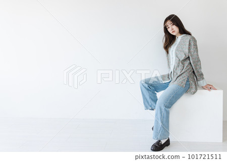 半個女人坐在一塊白色的木塊上 半個女人坐在一塊白色的木塊上 101721511