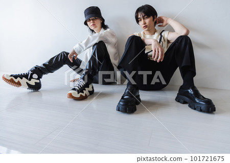 坐在白色地板上的時尚男士 101721675