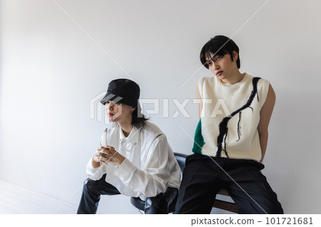 坐在椅子上的時尚男士 坐在椅子上的時尚男士 101721681