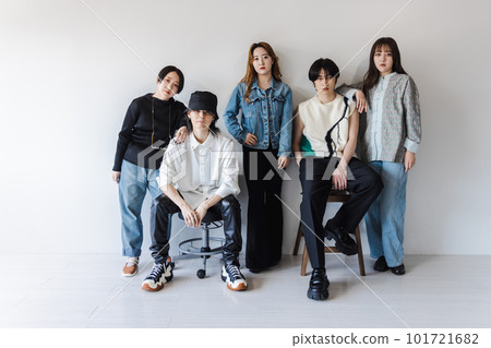 一群獨特的 Z 世代男性和女性 101721682