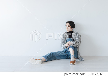 A woman sitting in gym 101721696