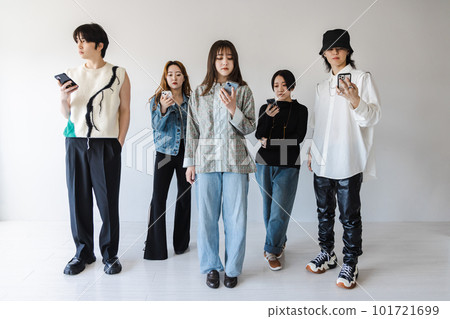 使用智能手機的 Z 世代男女 使用智能手機的 Z 世代男女 101721699