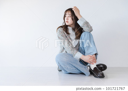 坐在地板上的半個女人 101721767