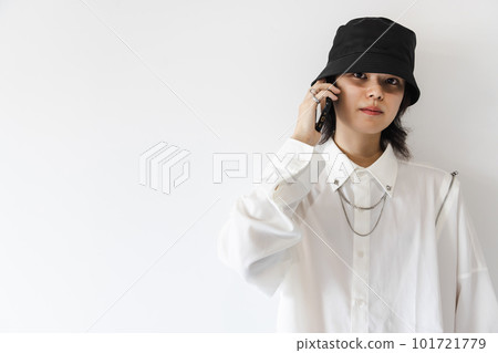Fashionable man talking on smartphone 101721779