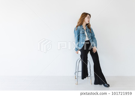 坐在椅子上的怪女人，棕色頭髮，喇叭褲 101721959