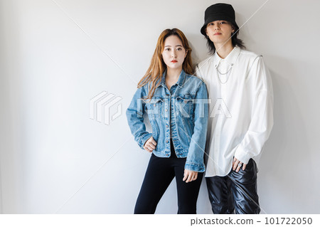 Weird couple cuddling Weird couple cuddling 101722050