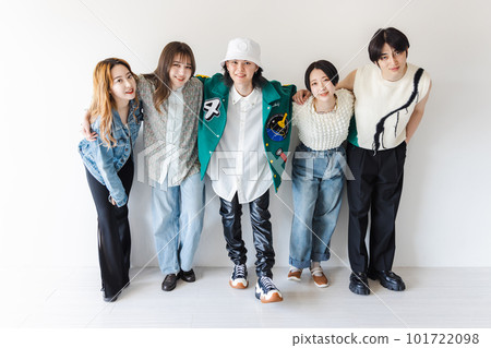 Z世代男女跨肩 Z世代男女跨肩 101722098