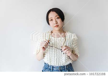 Woman with glasses 101722108
