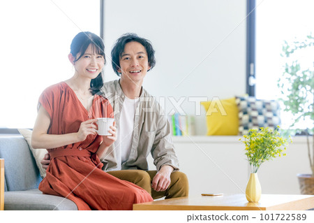 在客廳放鬆的年輕男女 101722589