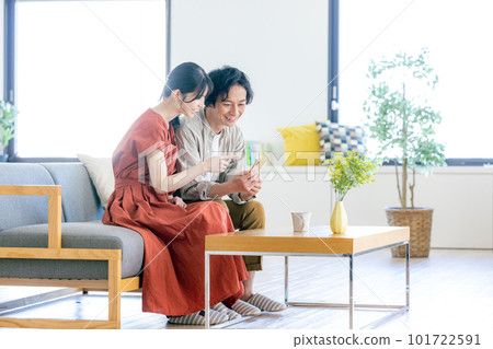 看智能手機的夫婦 101722591
