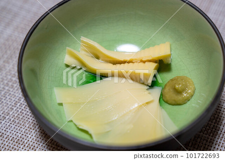 Seasonal bamboo shoot sashimi 101722693