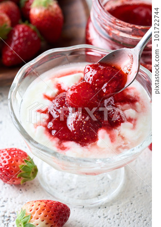 酸奶淋上自製草莓醬 101722744