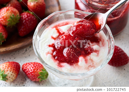 酸奶淋上自製草莓醬 101722745
