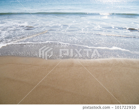 Calm waves of the blue sea. 101722910