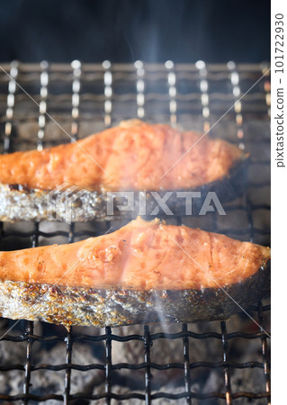 Charcoal-grilled silver salmon fillet 101722930
