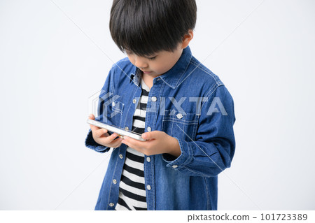 孩子看到智能手機 101723389