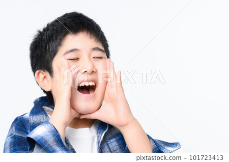 一個孩子大聲叫喊或大喊大叫的特寫鏡頭 101723413