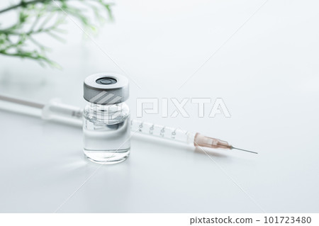 白色背景上的小瓶和注射器疫苗和疫苗接種圖像材料 101723480