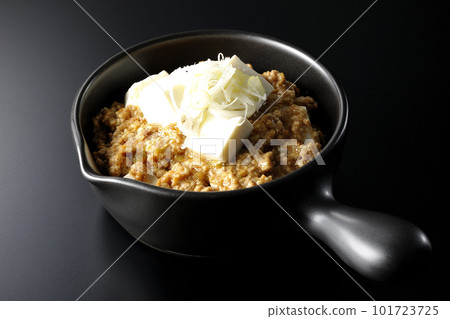 在黑色背景上拍攝帶有大量豆腐的辣麻婆豆腐 101723725