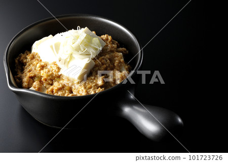 在黑色背景上拍攝帶有大量豆腐的辣麻婆豆腐 101723726