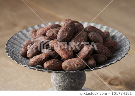 可可豆盛在古董蜜餞盤中 101724191