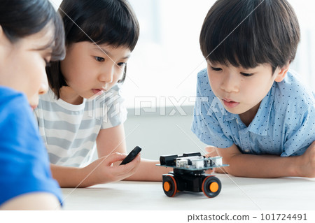 小學生與編程機器人一起學習 101724491