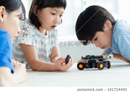小學生與編程機器人一起學習 101724493