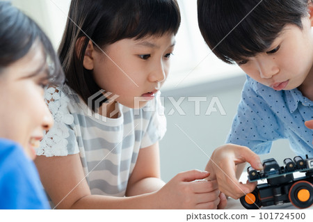 小學生與編程機器人一起學習 101724500