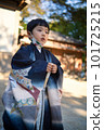 A 5-year-old child wearing a kimono and visiting the Shichi-go-san shrine stands in the precincts of a shrine with a chin mask. 101725215
