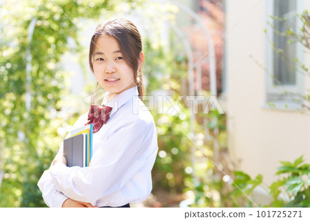 站在明亮的植物、校服、學校生活前的女初中生 站在明亮的植物、校服、學校生活前的女初中生 101725271