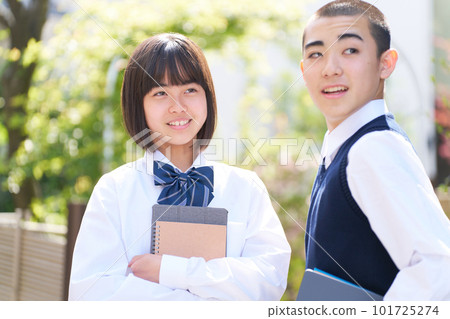 站在鮮豔的植物校服前的初中生男生女校服學校生活 站在鮮豔的植物校服前的初中生男生女校服學校生活 101725274