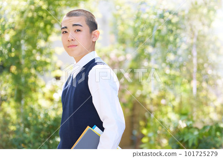 站立在明亮的植物、校服、學校生活前面的男性初中學生 站立在明亮的植物、校服、學校生活前面的男性初中學生 101725279