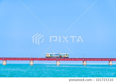 穿越由良川大橋的京都丹後鐵道列車 101725310