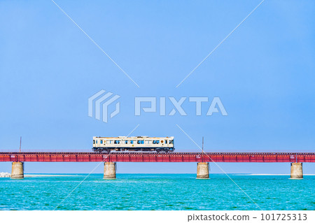 穿越由良川大橋的京都丹後鐵道列車 101725313