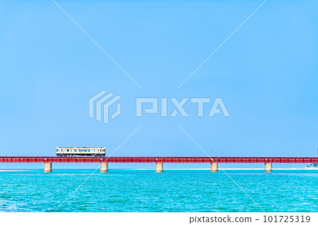 穿越由良川大橋的京都丹後鐵道列車 穿越由良川大橋的京都丹後鐵道列車 101725319