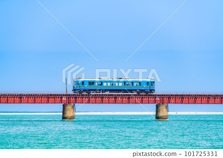 穿越由良川大橋的京都丹後鐵道列車 101725331