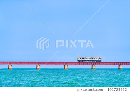 穿越由良川大橋的京都丹後鐵道列車 101725332