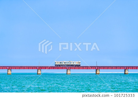 穿越由良川大橋的京都丹後鐵道列車 KTR700 穿越由良川大橋的京都丹後鐵道列車 KTR700 101725333