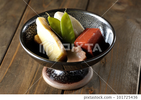 含有竹筍、芋頭、豆腐、荷蘭豆等的水煮食品。 含有竹筍、芋頭、豆腐、荷蘭豆等的水煮食品。 101725436