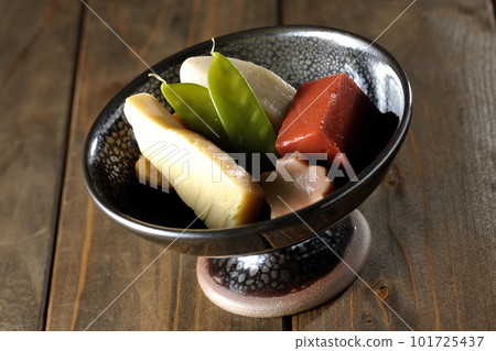 含有竹筍、芋頭、豆腐、荷蘭豆等的水煮食品。 含有竹筍、芋頭、豆腐、荷蘭豆等的水煮食品。 101725437